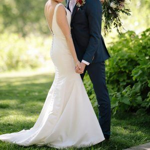 Elegant Wedding Dress, Simple And Sophisticated! - image 1